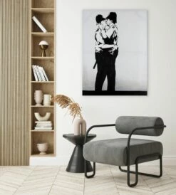 Tableau Peint Banksy's Police Kiss -Home24 Soldes 2e87b132a8904e548d9ed8f7cf358ce9