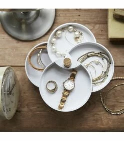 Yamazaki Boîte à Bijoux Avec 4 Niveaux Tournants -Home24 Soldes 88cf24ed345a40778149d4d974e2a59c