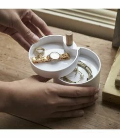 Yamazaki Boîte à Bijoux Avec 4 Niveaux Tournants -Home24 Soldes cb74db25723d44fe87eeda84a9d0d68b